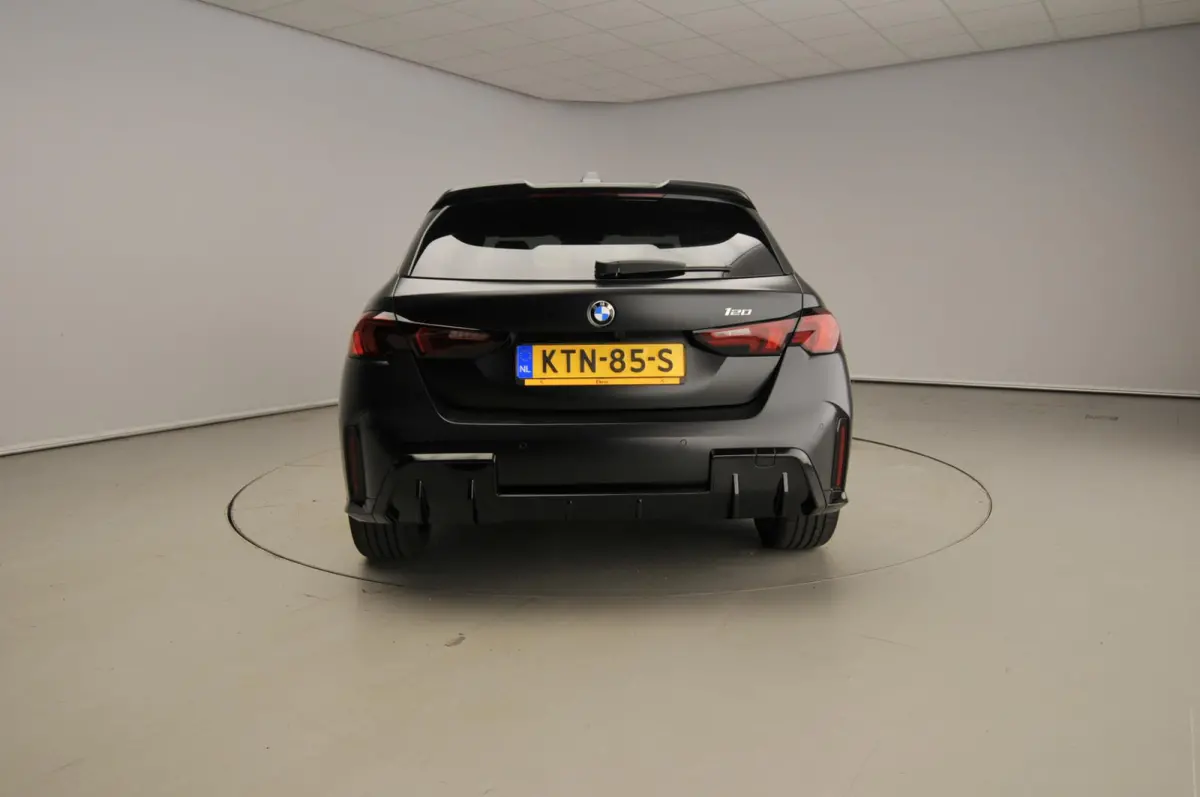 120 M Sportpakket Pro / Premium Pack / Panoramadak / Harman-Kardon /  Camera / Getint glas / Alu wielen 19 inch