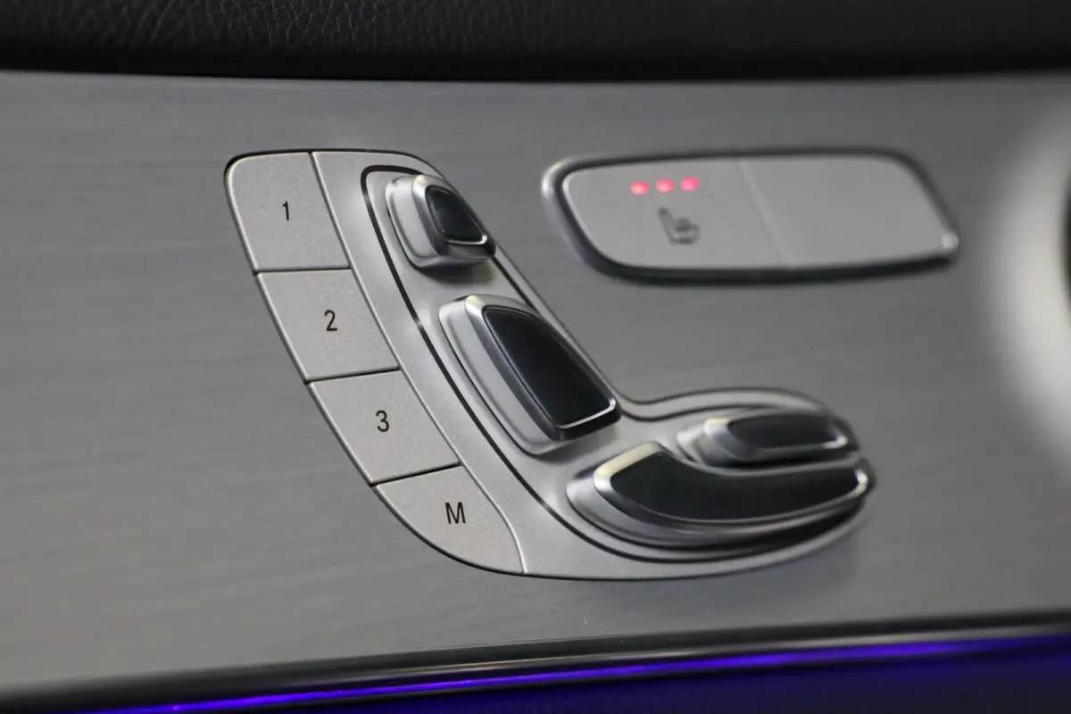 300e 4MATIC AMG 63 Look / Memory / Digital Cockpit / Open Dak / Camera / Acc / Trekhaak / Led