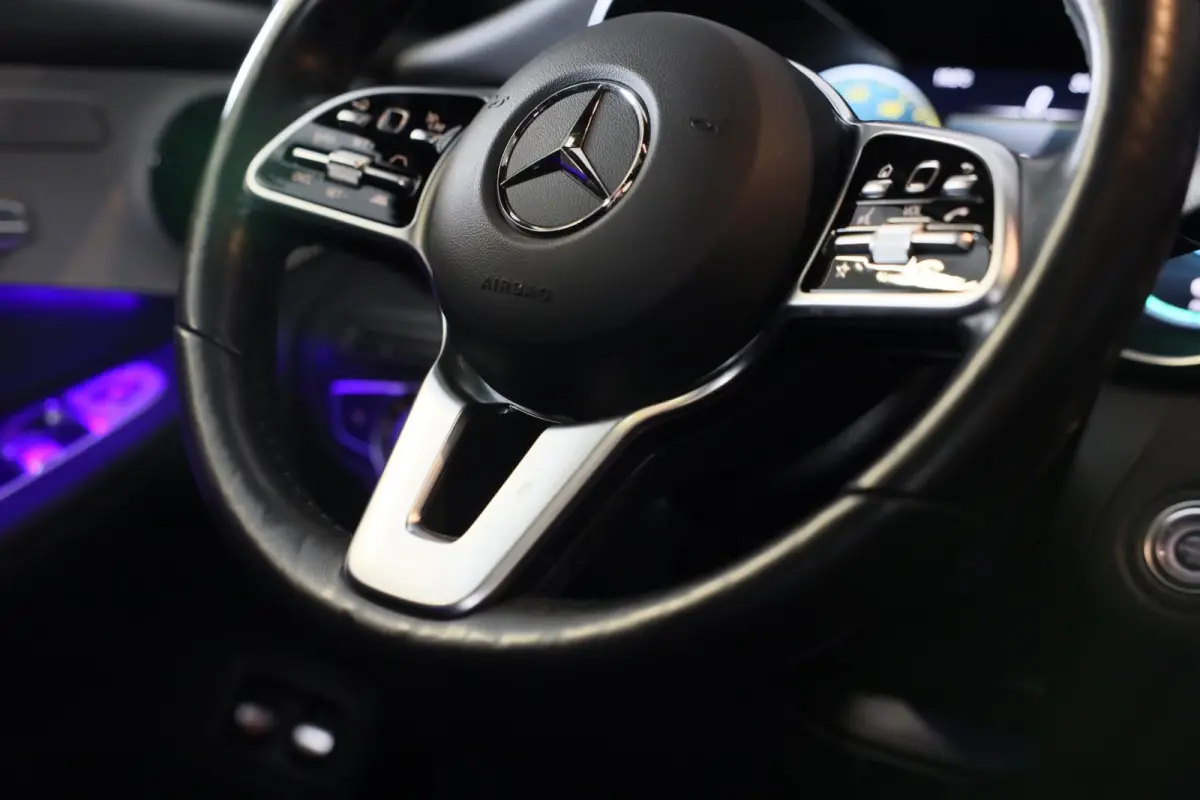 300e 4MATIC AMG 63 Look / Memory / Digital Cockpit / Open Dak / Camera / Acc / Trekhaak / Led