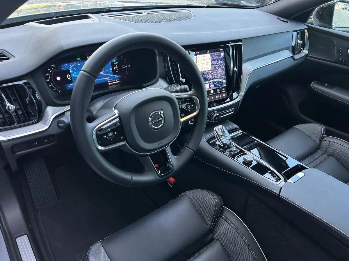 2.0 T8 Plug-in hybrid AWD Plus Dark | Panoramadak | Trekhaak | HUD | Harman/Kardon |