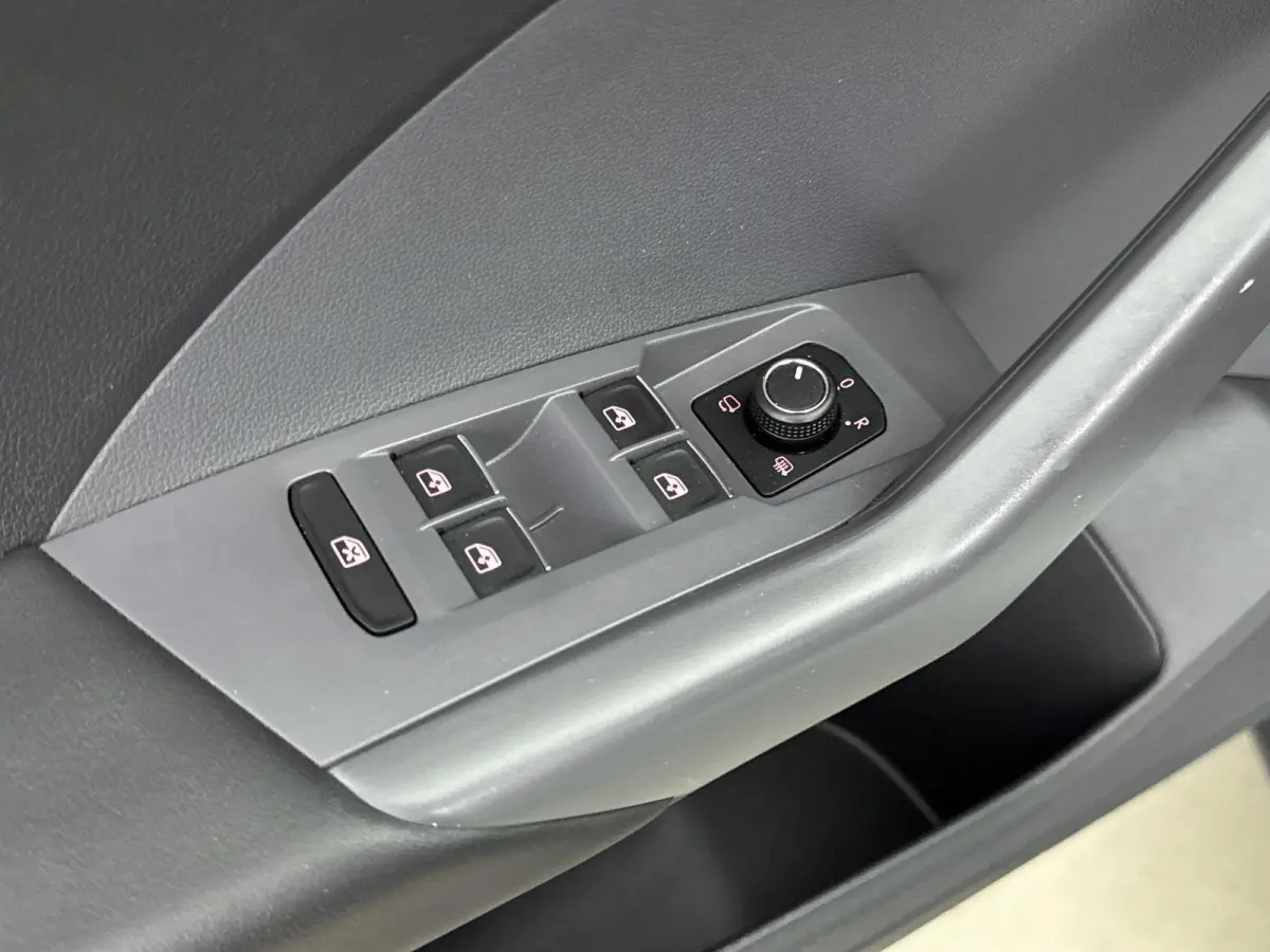 110 pk Style | Navigatie | CarPlay | Camera | Adaptieve Cruise Control | All Season Banden
