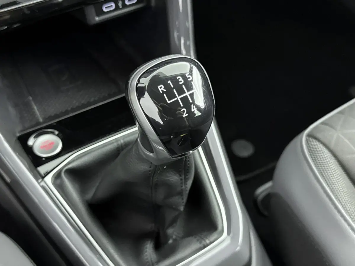 110 pk Style | Navigatie | CarPlay | Camera | Adaptieve Cruise Control | All Season Banden