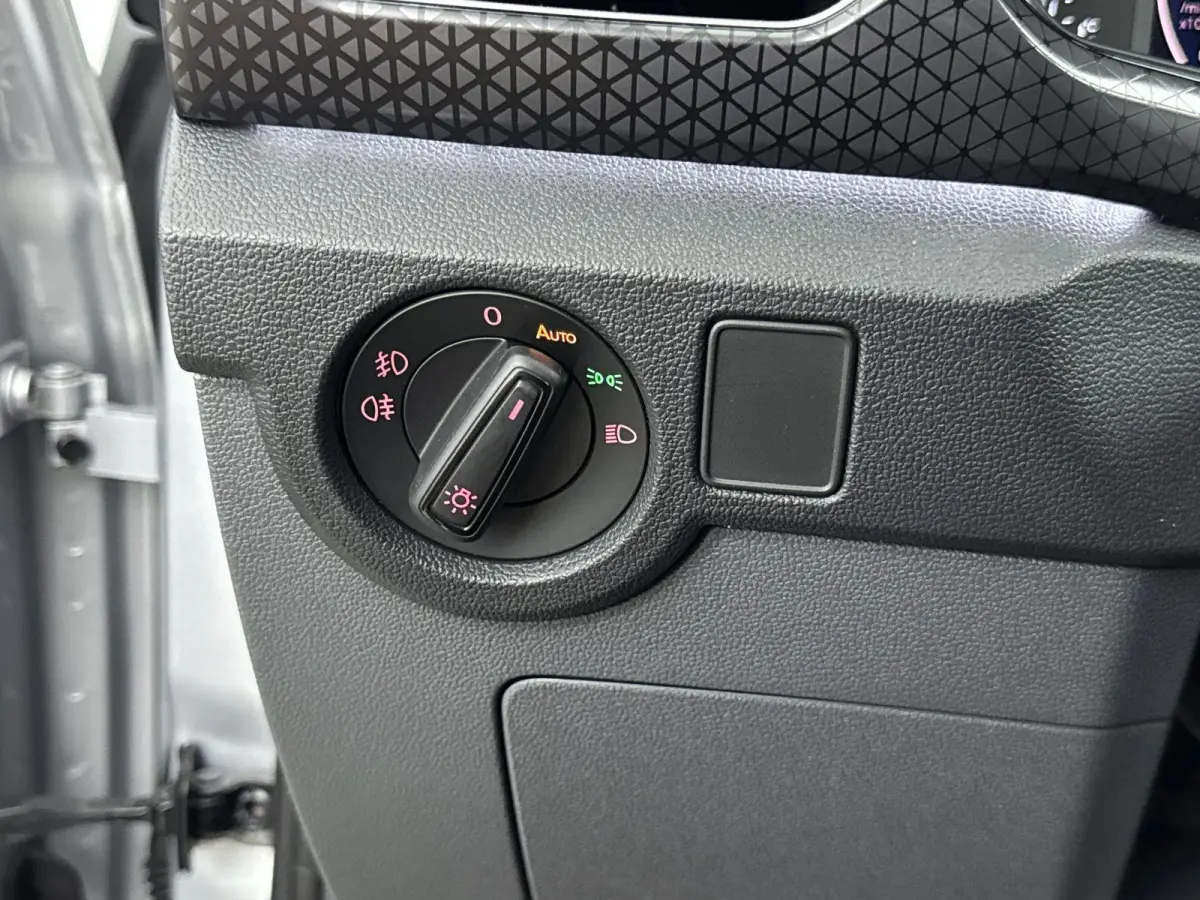 110 pk Style | Navigatie | CarPlay | Camera | Adaptieve Cruise Control | All Season Banden