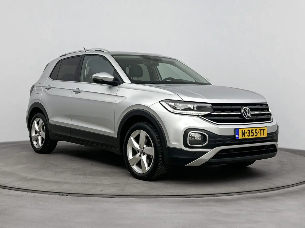 110 pk Style | Navigatie | CarPlay | Camera | Adaptieve Cruise Control | All Season Banden