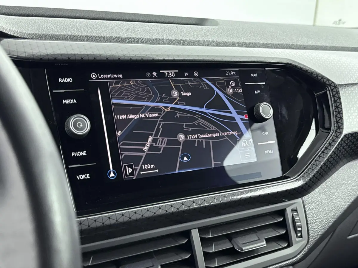 110 pk Style | Navigatie | CarPlay | Camera | Adaptieve Cruise Control | All Season Banden