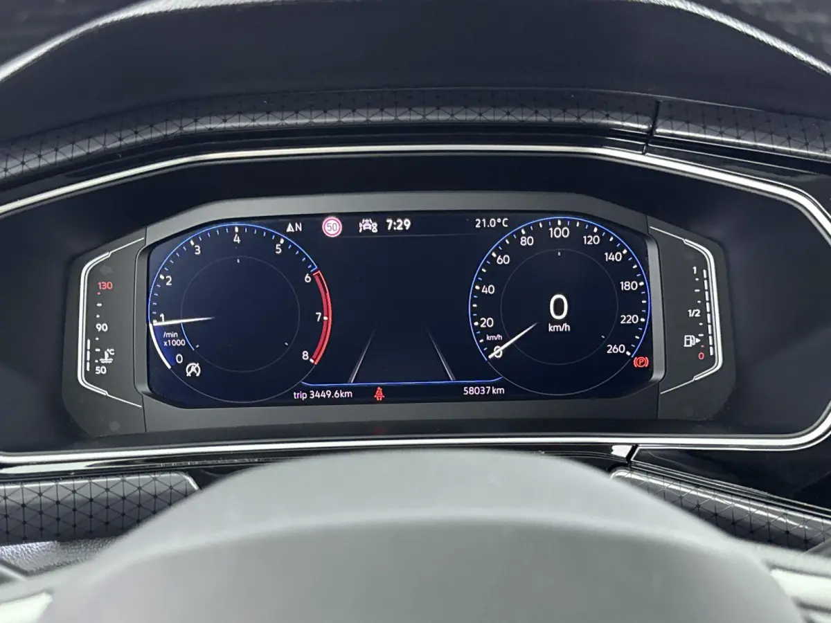 110 pk Style | Navigatie | CarPlay | Camera | Adaptieve Cruise Control | All Season Banden