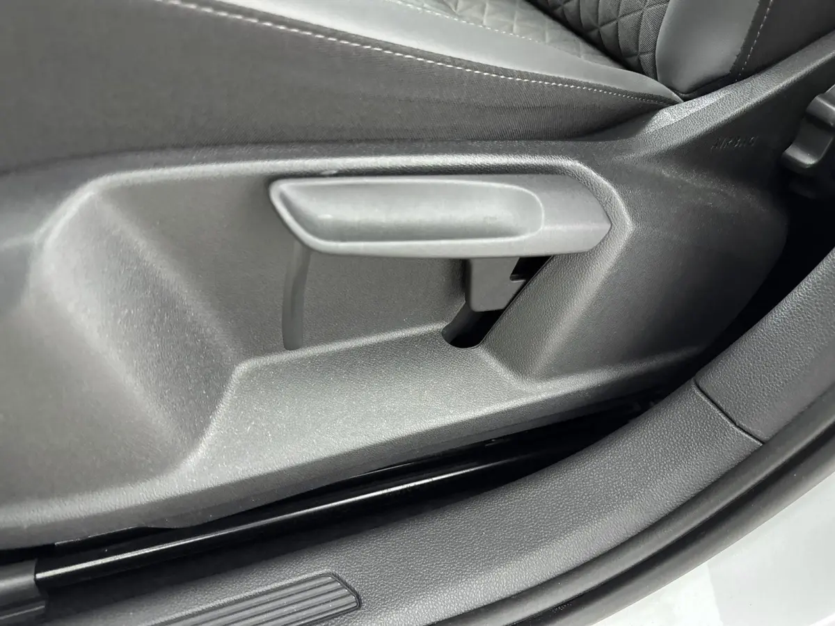 110 pk Style | Navigatie | CarPlay | Camera | Adaptieve Cruise Control | All Season Banden