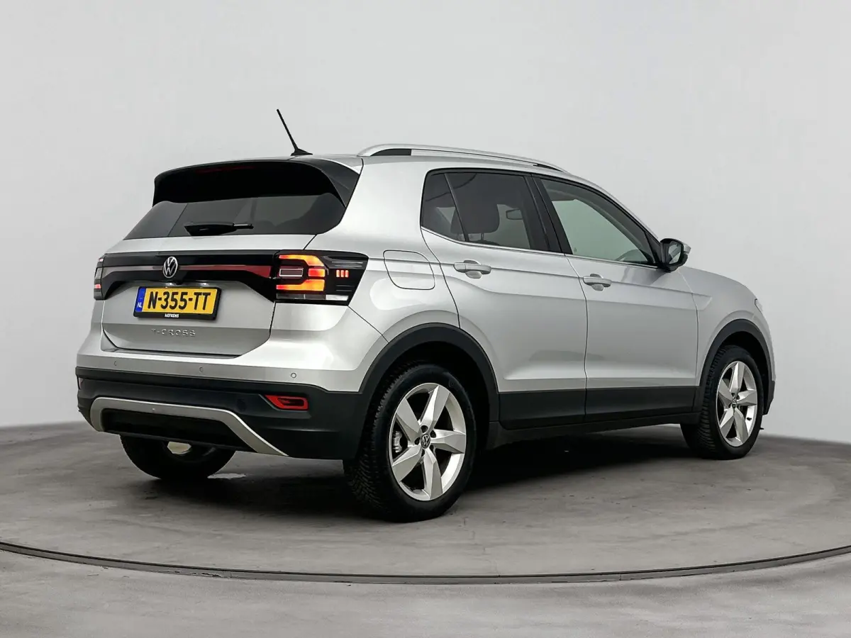 110 pk Style | Navigatie | CarPlay | Camera | Adaptieve Cruise Control | All Season Banden