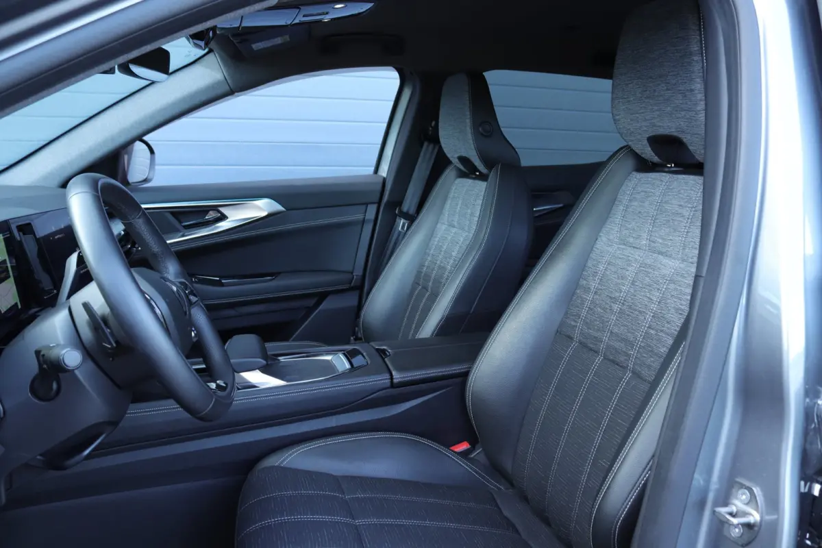 1.2 E-Tech full hybrid / Carplay / Camera