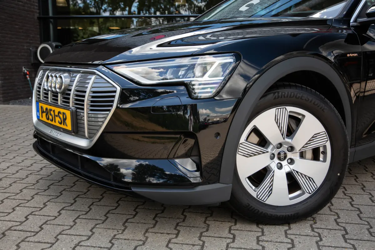 55 quattro edition 95 kWh SOH 91%, Pano, Luchtvering, Trekhaak, Leer