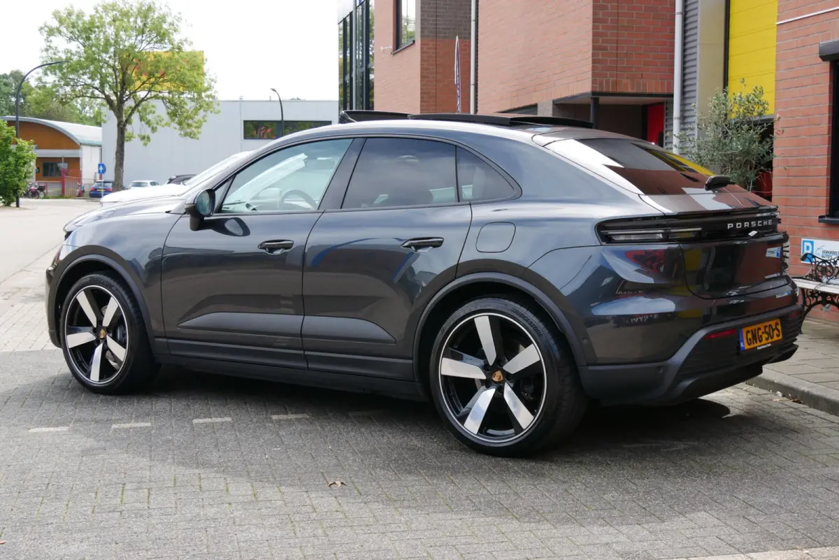 4 100 kWh pano. adaptief onderstel. trekhaak. bose