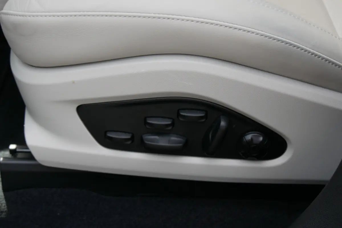 4 100 kWh pano. adaptief onderstel. trekhaak. bose