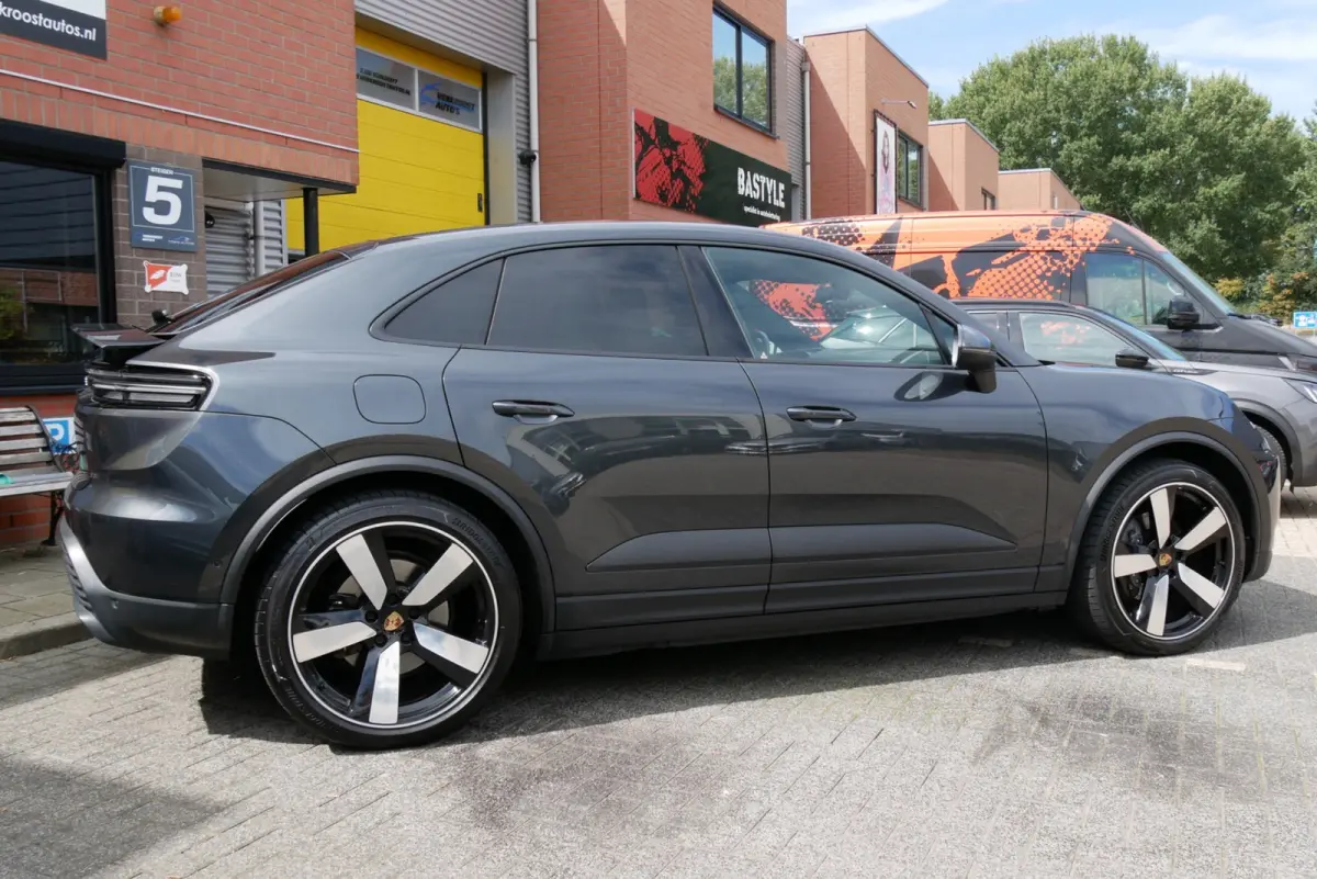 4 100 kWh pano. adaptief onderstel. trekhaak. bose