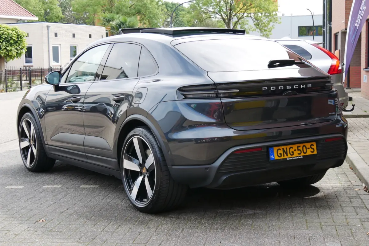 4 100 kWh pano. adaptief onderstel. trekhaak. bose