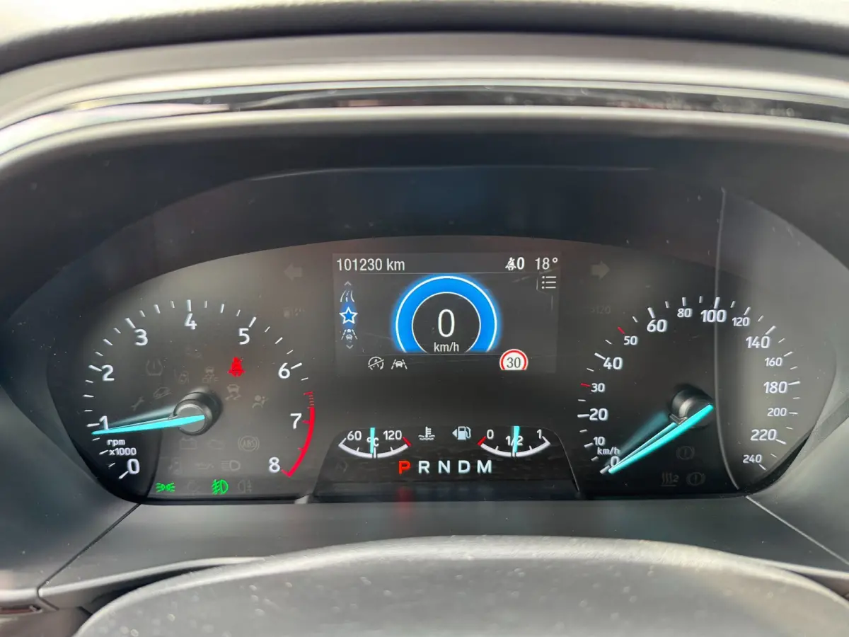 1.0 EcoBoost Titanium Business **CARPLAY + KEYLESS + WINTER PACK + CAMERA****