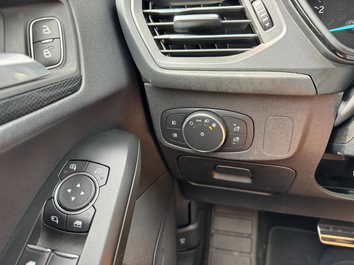 1.0 EcoBoost Titanium Business **CARPLAY + KEYLESS + WINTER PACK + CAMERA****