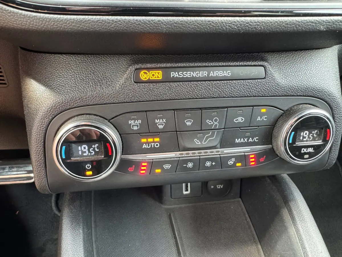 1.0 EcoBoost Titanium Business **CARPLAY + KEYLESS + WINTER PACK + CAMERA****