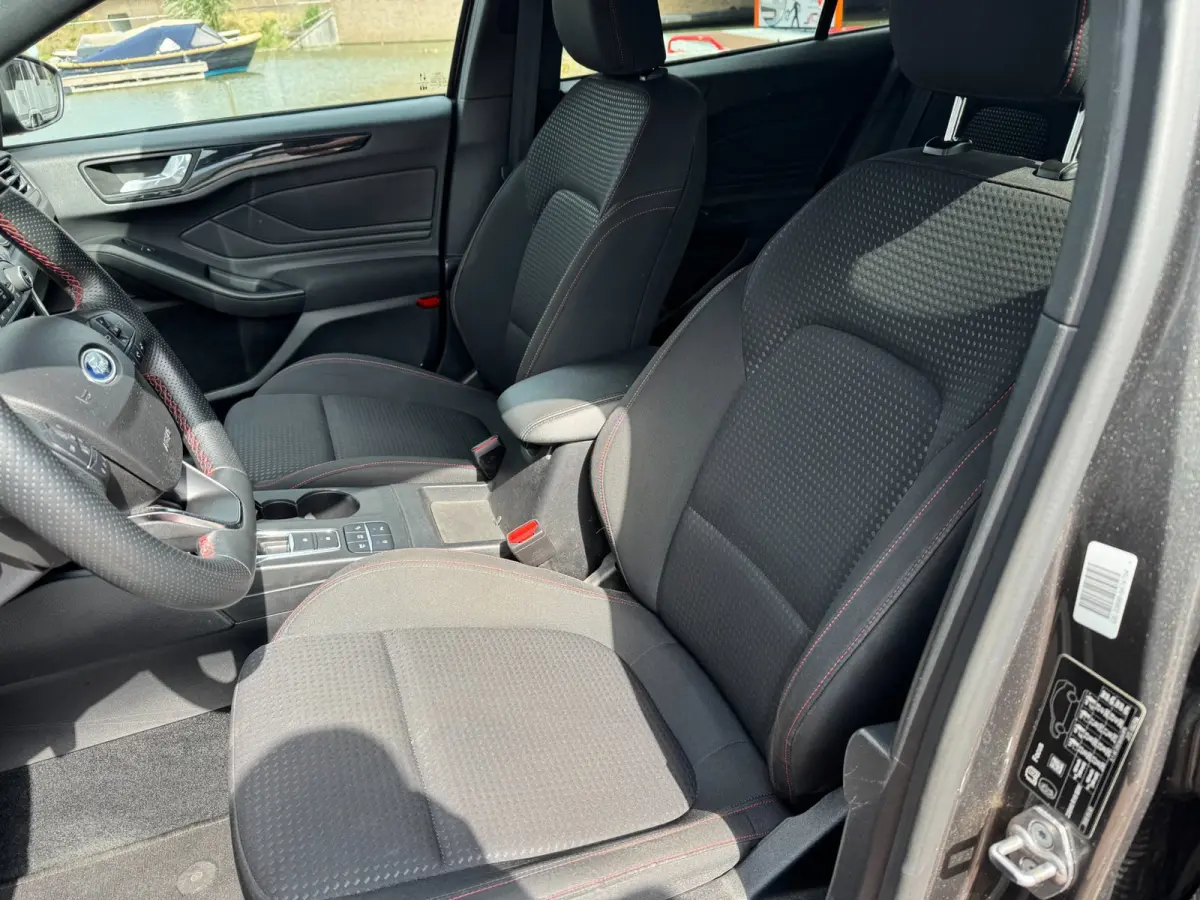 1.0 EcoBoost Titanium Business **CARPLAY + KEYLESS + WINTER PACK + CAMERA****