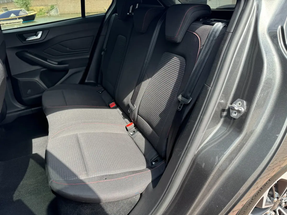1.0 EcoBoost Titanium Business **CARPLAY + KEYLESS + WINTER PACK + CAMERA****