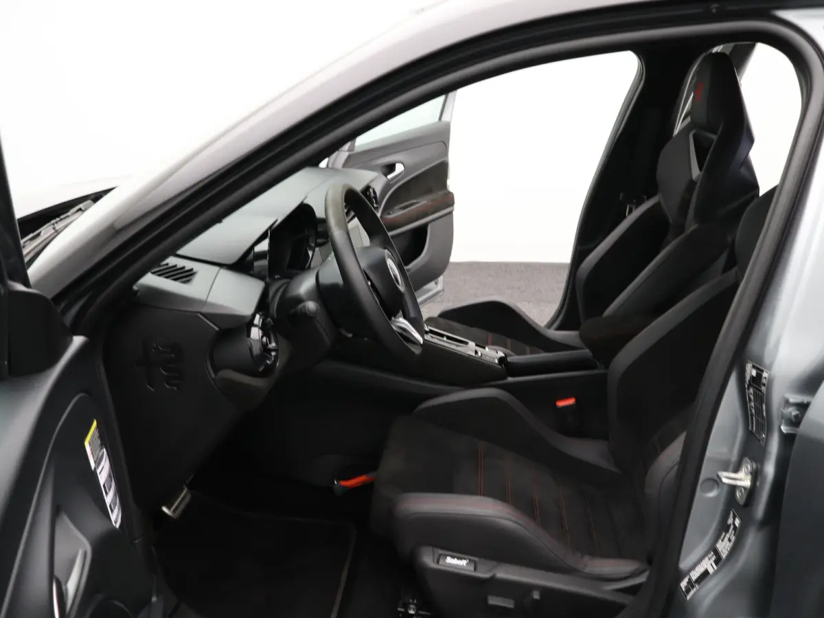 Elettrica Veloce 54 kWh 280 PK! | Sperdifferentieel | Sabelt Kuipstoelen | Camera | Parkeersensoren Voor en Achter | 20" Lichtmetalen Velgen | Elektrische Kofferklep | Stoelverwarming | Elek