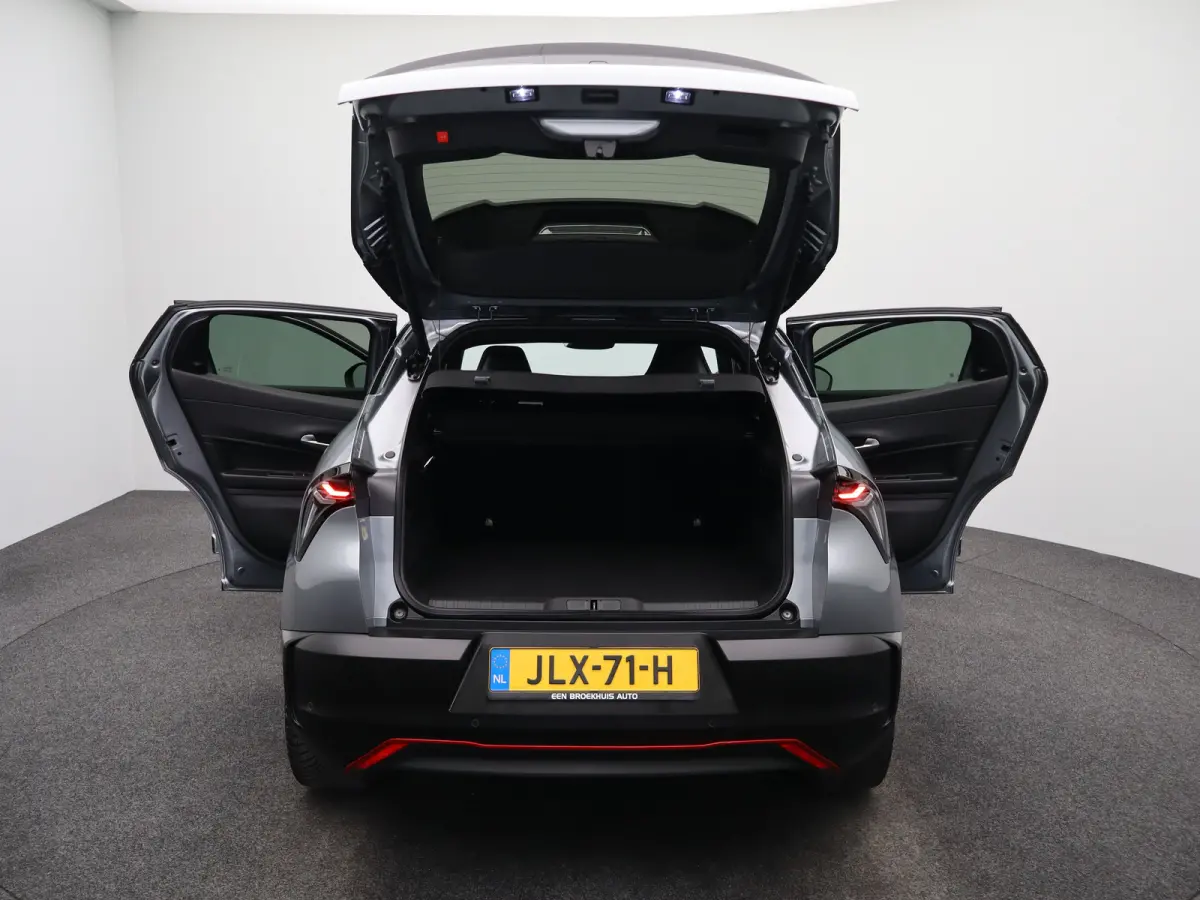 Elettrica Veloce 54 kWh 280 PK! | Sperdifferentieel | Sabelt Kuipstoelen | Camera | Parkeersensoren Voor en Achter | 20" Lichtmetalen Velgen | Elektrische Kofferklep | Stoelverwarming | Elek