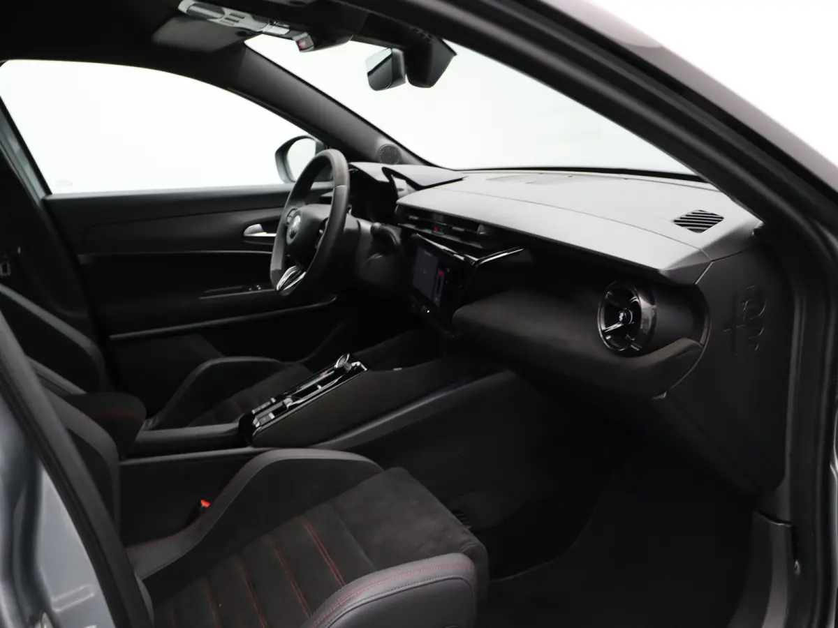 Elettrica Veloce 54 kWh 280 PK! | Sperdifferentieel | Sabelt Kuipstoelen | Camera | Parkeersensoren Voor en Achter | 20" Lichtmetalen Velgen | Elektrische Kofferklep | Stoelverwarming | Elek