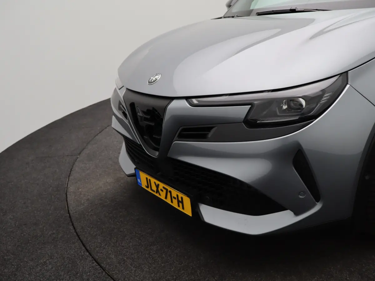Elettrica Veloce 54 kWh 280 PK! | Sperdifferentieel | Sabelt Kuipstoelen | Camera | Parkeersensoren Voor en Achter | 20" Lichtmetalen Velgen | Elektrische Kofferklep | Stoelverwarming | Elek