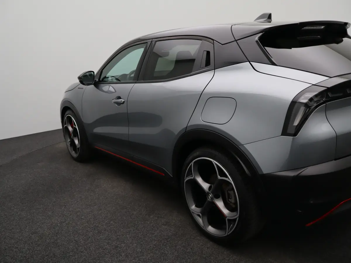 Elettrica Veloce 54 kWh 280 PK! | Sperdifferentieel | Sabelt Kuipstoelen | Camera | Parkeersensoren Voor en Achter | 20" Lichtmetalen Velgen | Elektrische Kofferklep | Stoelverwarming | Elek