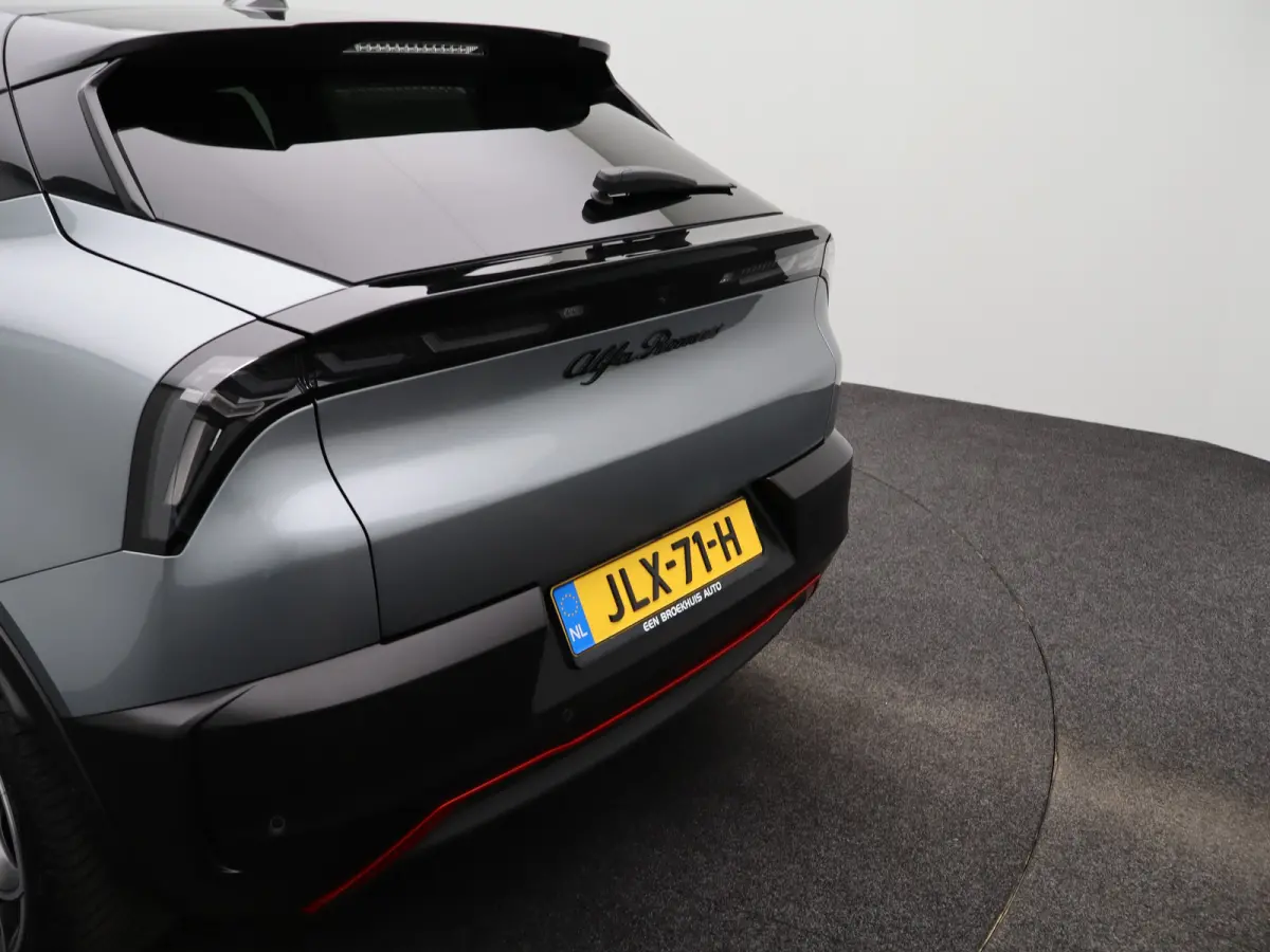 Elettrica Veloce 54 kWh 280 PK! | Sperdifferentieel | Sabelt Kuipstoelen | Camera | Parkeersensoren Voor en Achter | 20" Lichtmetalen Velgen | Elektrische Kofferklep | Stoelverwarming | Elek