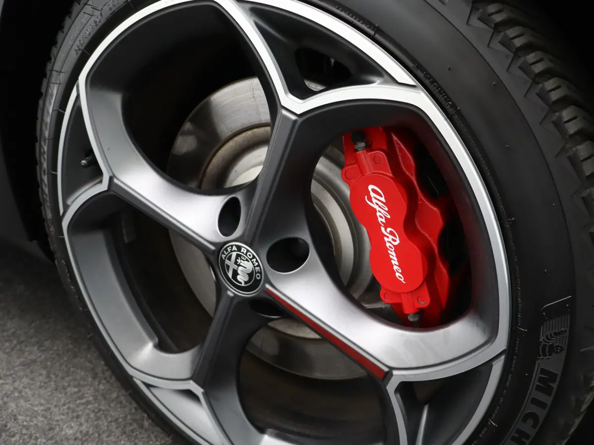 Elettrica Veloce 54 kWh 280 PK! | Sperdifferentieel | Sabelt Kuipstoelen | Camera | Parkeersensoren Voor en Achter | 20" Lichtmetalen Velgen | Elektrische Kofferklep | Stoelverwarming | Elek