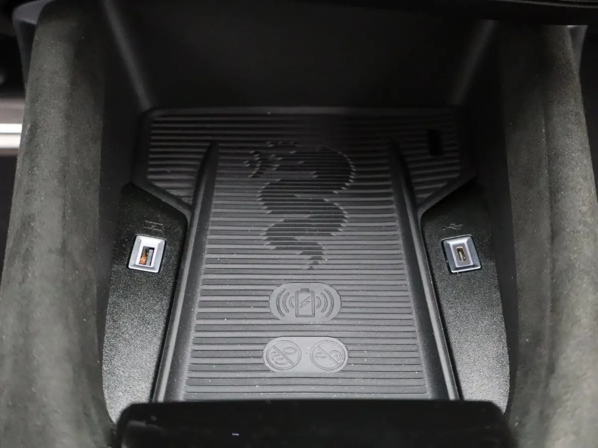 Elettrica Veloce 54 kWh 280 PK! | Sperdifferentieel | Sabelt Kuipstoelen | Camera | Parkeersensoren Voor en Achter | 20" Lichtmetalen Velgen | Elektrische Kofferklep | Stoelverwarming | Elek