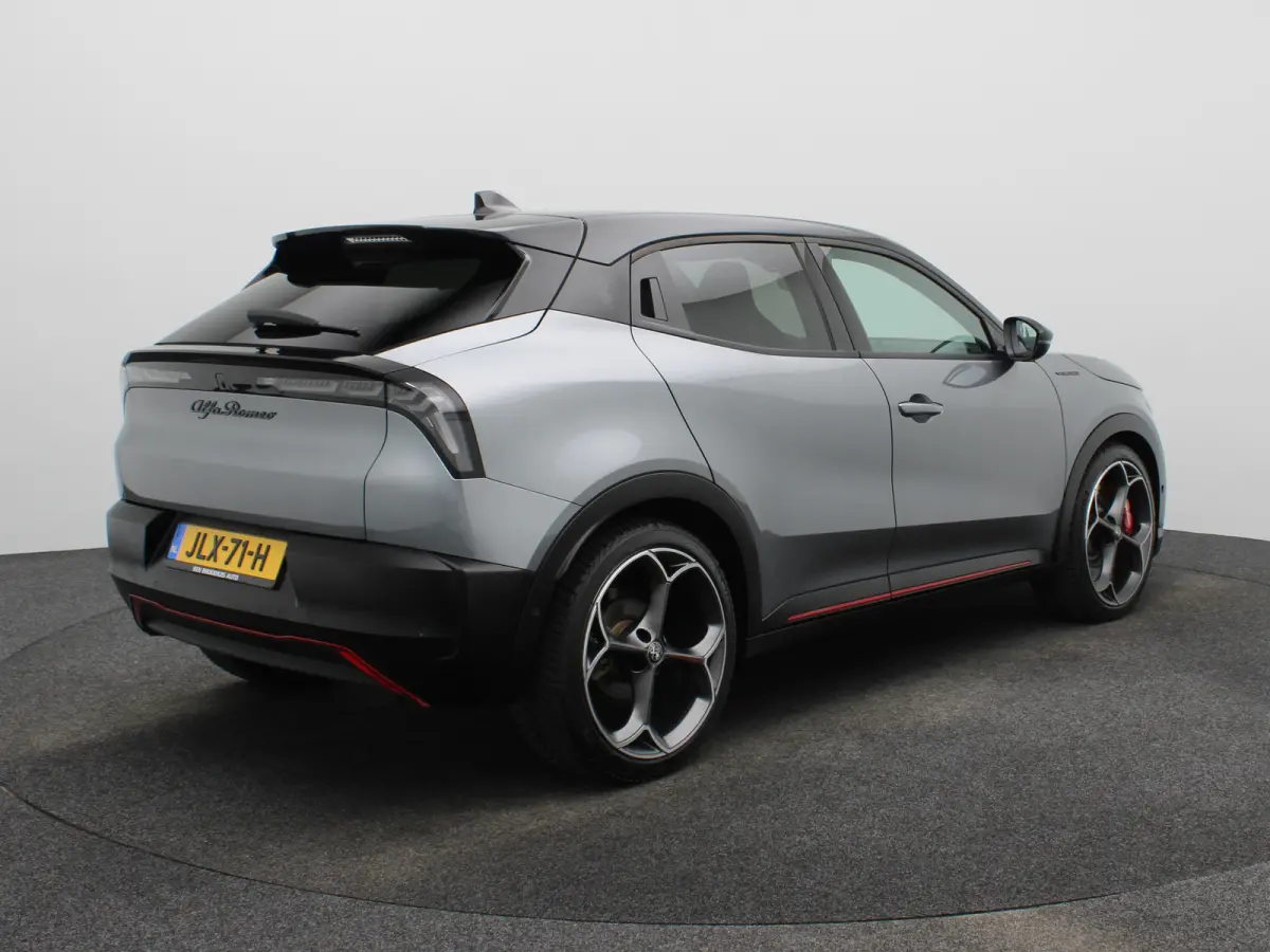 Elettrica Veloce 54 kWh 280 PK! | Sperdifferentieel | Sabelt Kuipstoelen | Camera | Parkeersensoren Voor en Achter | 20" Lichtmetalen Velgen | Elektrische Kofferklep | Stoelverwarming | Elek