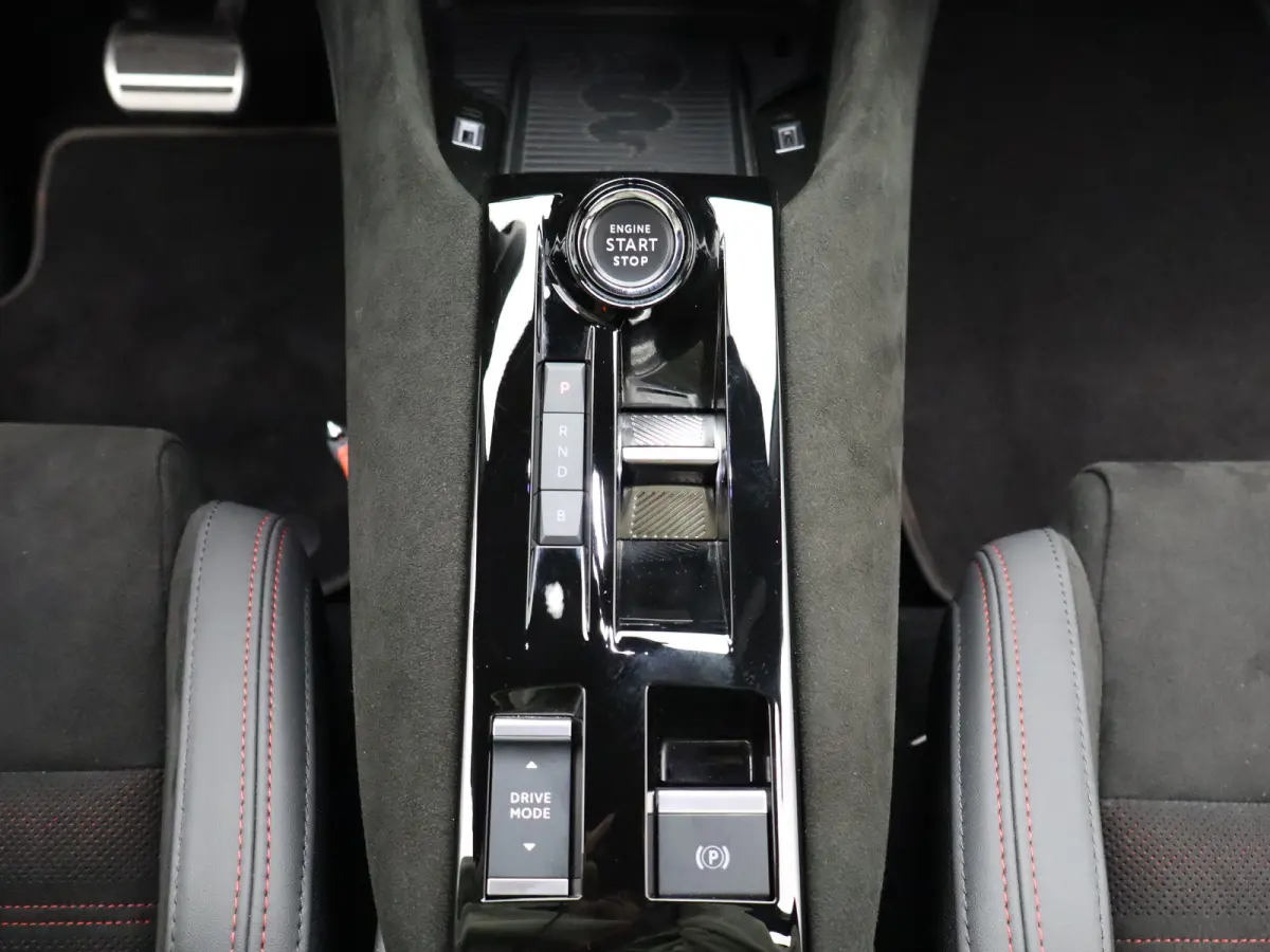 Elettrica Veloce 54 kWh 280 PK! | Sperdifferentieel | Sabelt Kuipstoelen | Camera | Parkeersensoren Voor en Achter | 20" Lichtmetalen Velgen | Elektrische Kofferklep | Stoelverwarming | Elek