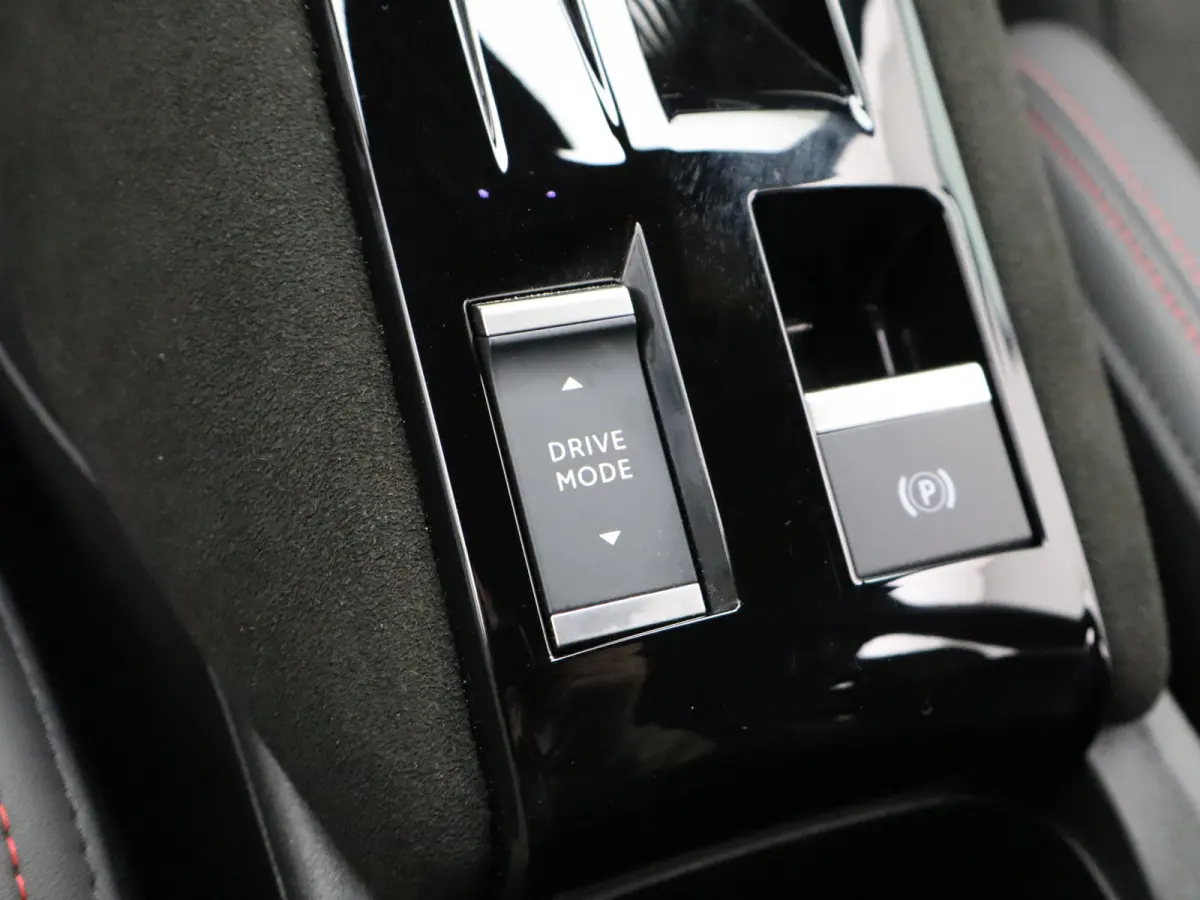 Elettrica Veloce 54 kWh 280 PK! | Sperdifferentieel | Sabelt Kuipstoelen | Camera | Parkeersensoren Voor en Achter | 20" Lichtmetalen Velgen | Elektrische Kofferklep | Stoelverwarming | Elek
