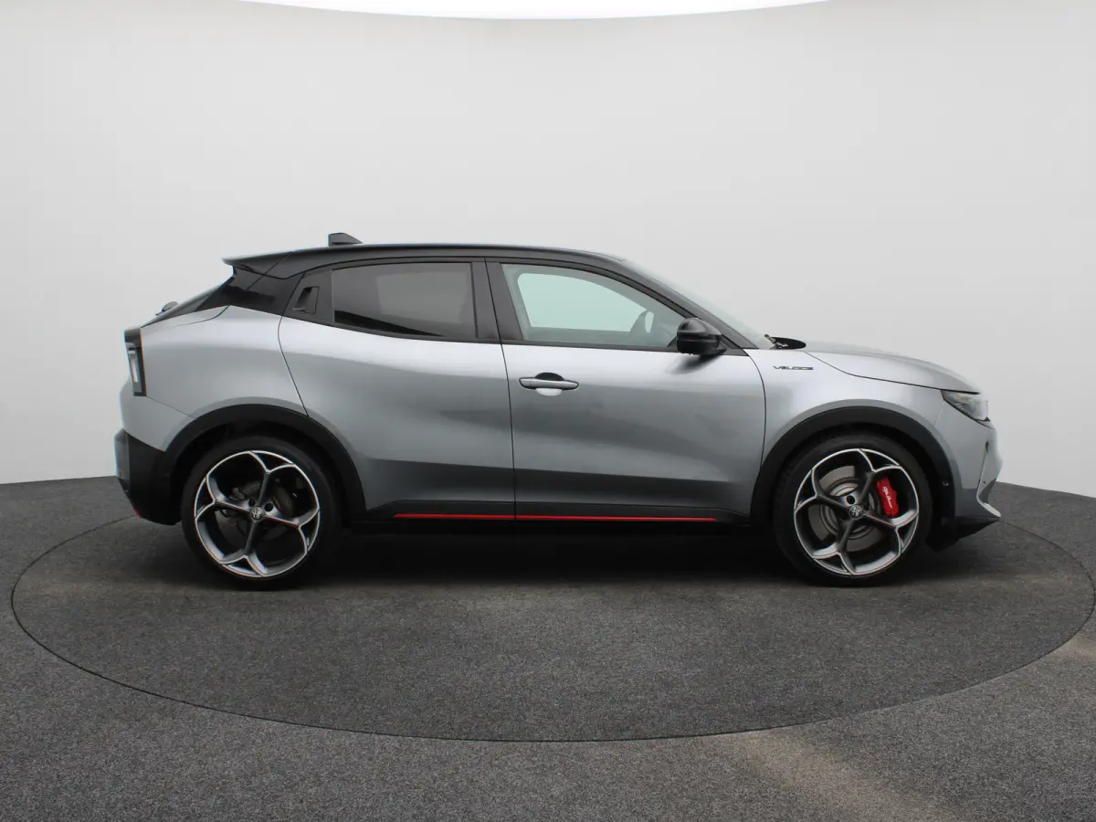 Elettrica Veloce 54 kWh 280 PK! | Sperdifferentieel | Sabelt Kuipstoelen | Camera | Parkeersensoren Voor en Achter | 20" Lichtmetalen Velgen | Elektrische Kofferklep | Stoelverwarming | Elek