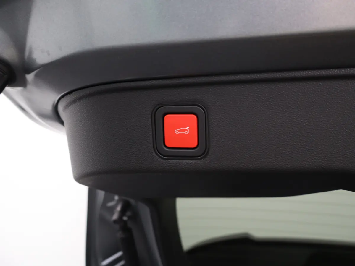 Elettrica Veloce 54 kWh 280 PK! | Sperdifferentieel | Sabelt Kuipstoelen | Camera | Parkeersensoren Voor en Achter | 20" Lichtmetalen Velgen | Elektrische Kofferklep | Stoelverwarming | Elek