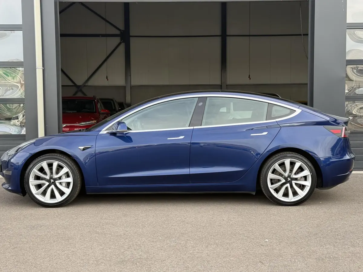 RWD 60 kWh | SOH 85,5% | Autopilot | 19'' LM ( € 1.600 ) | 3 Fase | Memory | 5X Stoelverwarming | NL Auto | 1e Eigenaar |