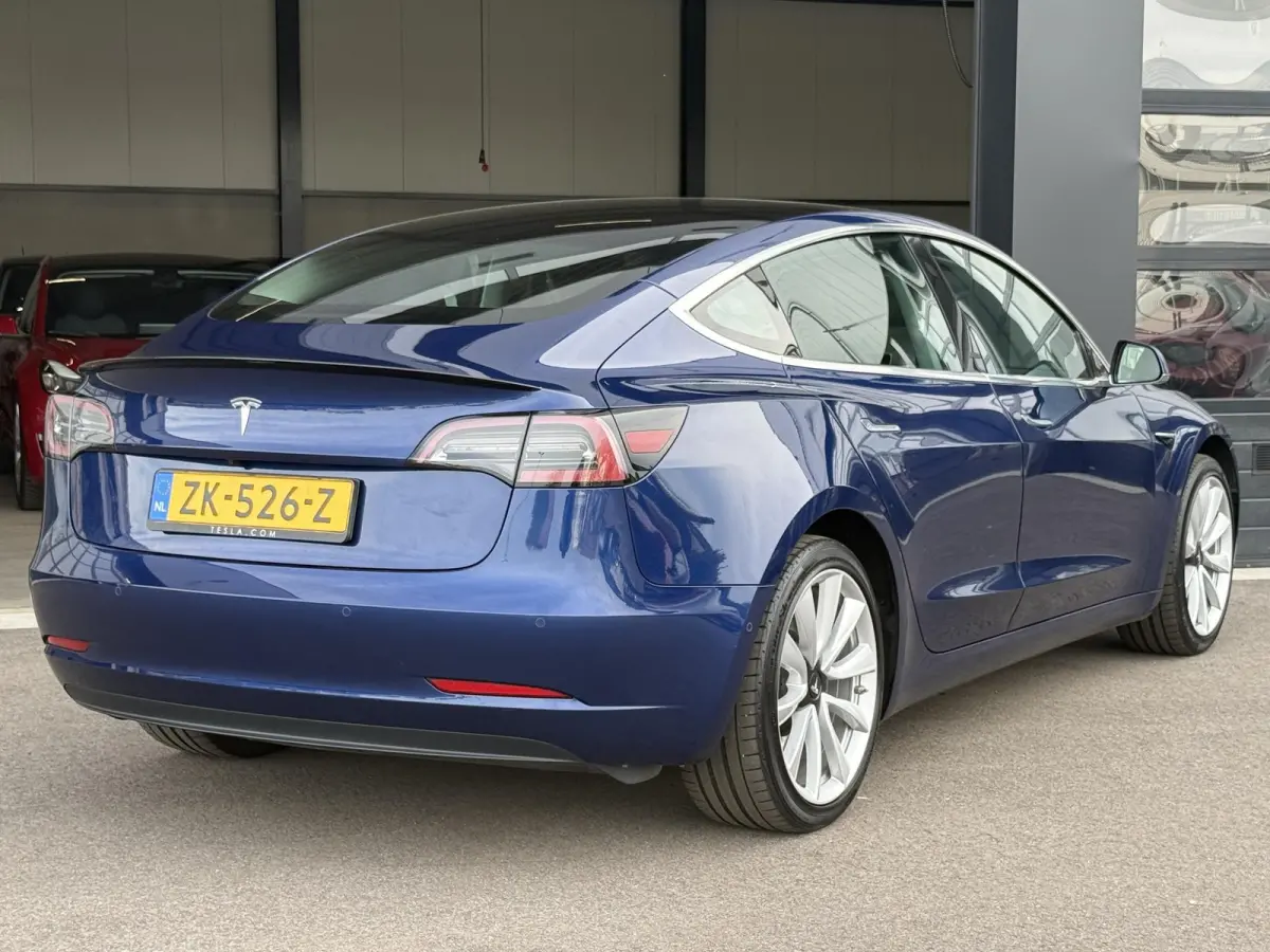 RWD 60 kWh | SOH 85,5% | Autopilot | 19'' LM ( € 1.600 ) | 3 Fase | Memory | 5X Stoelverwarming | NL Auto | 1e Eigenaar |