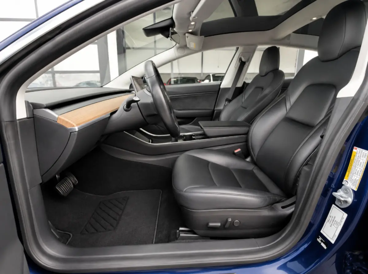 RWD 60 kWh | SOH 85,5% | Autopilot | 19'' LM ( € 1.600 ) | 3 Fase | Memory | 5X Stoelverwarming | NL Auto | 1e Eigenaar |