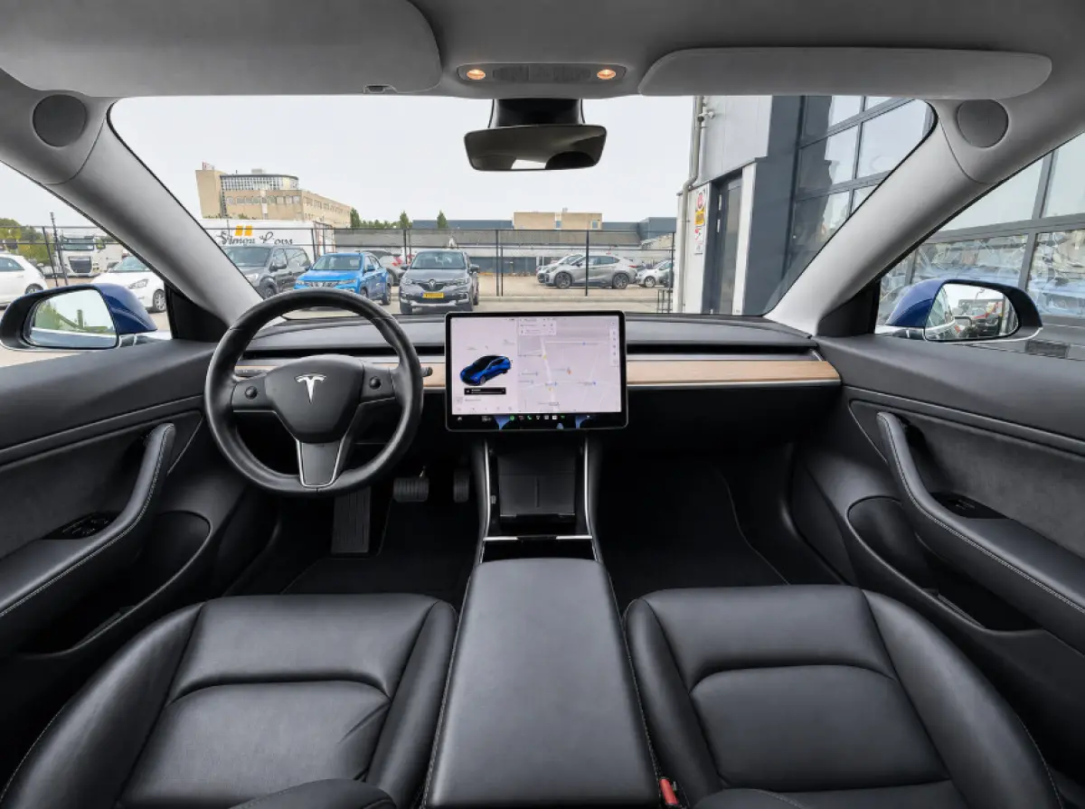 RWD 60 kWh | SOH 85,5% | Autopilot | 19'' LM ( € 1.600 ) | 3 Fase | Memory | 5X Stoelverwarming | NL Auto | 1e Eigenaar |