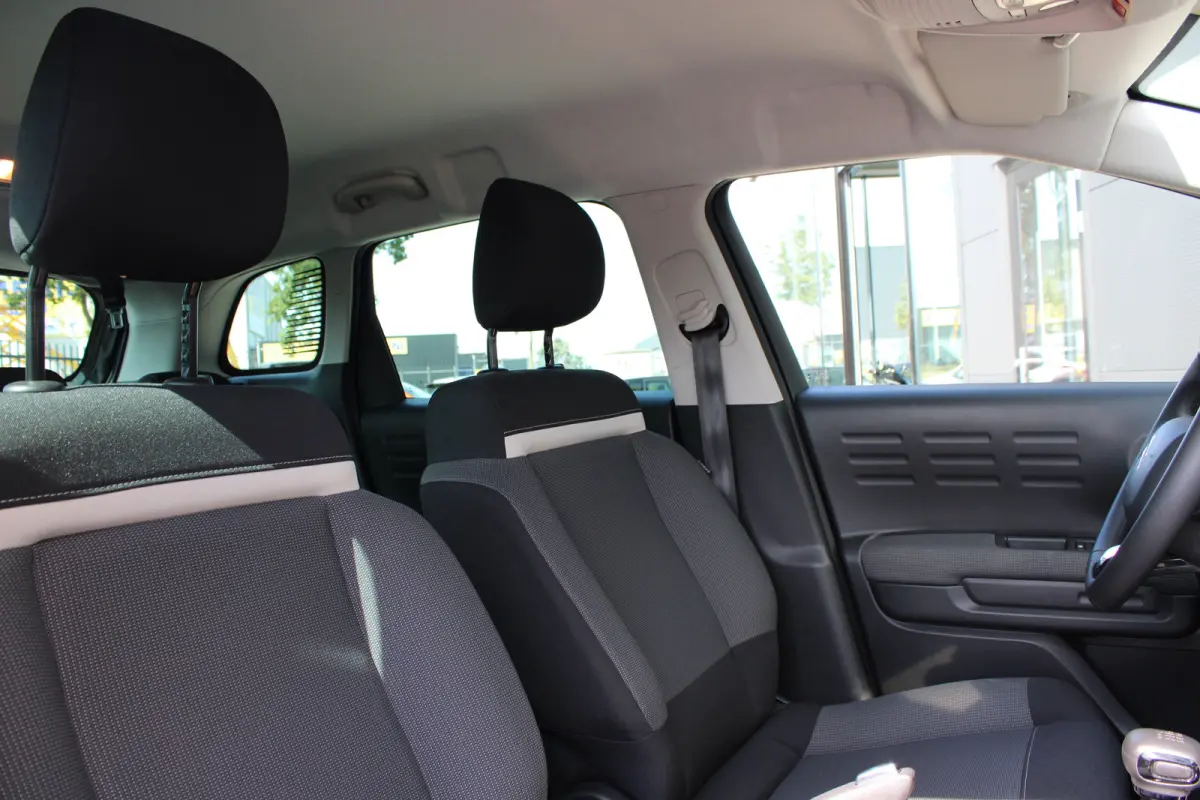 1.2 PureTech 110pk Feel | Navigatie | Bluetooth | Cruise control | All season | NL auto | 22.000km | Airconditioning |