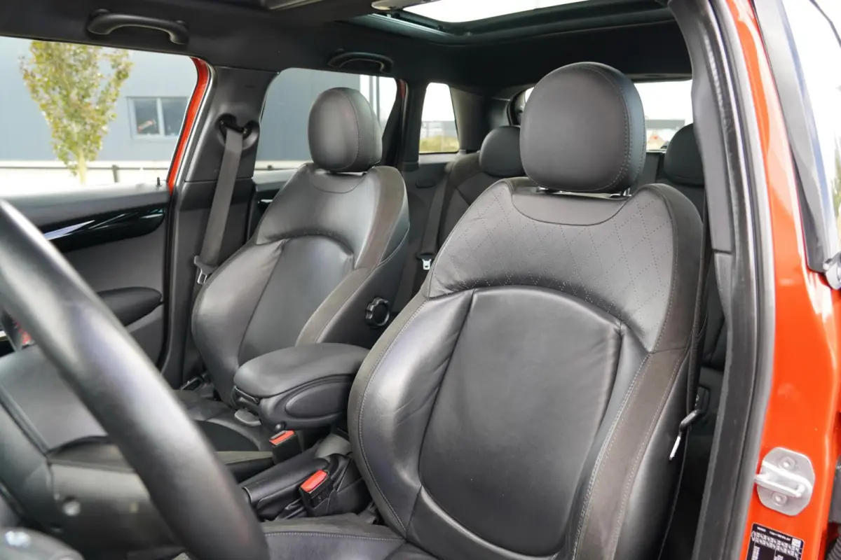 1.5 Cooper Burgundy Edition | John Cooper Works | Head-Up | Harman Kardon | Panoramisch schuif/kanteldak | Climate Control | Leder | JCW | Keyless | Camera |