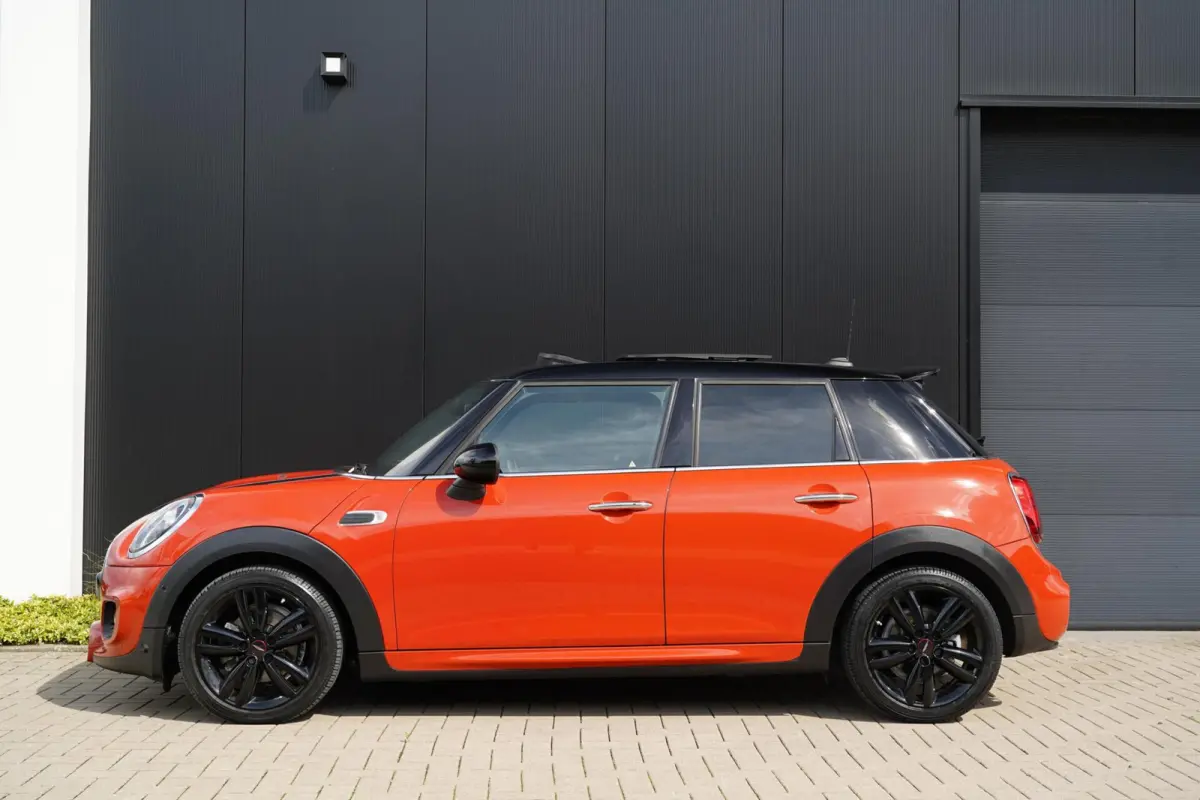 1.5 Cooper Burgundy Edition | John Cooper Works | Head-Up | Harman Kardon | Panoramisch schuif/kanteldak | Climate Control | Leder | JCW | Keyless | Camera |