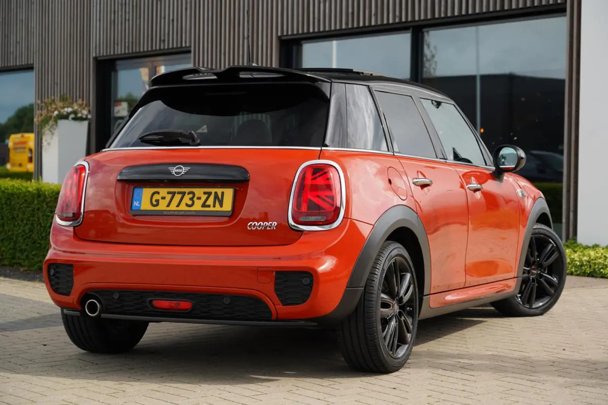 1.5 Cooper Burgundy Edition | John Cooper Works | Head-Up | Harman Kardon | Panoramisch schuif/kanteldak | Climate Control | Leder | JCW | Keyless | Camera |