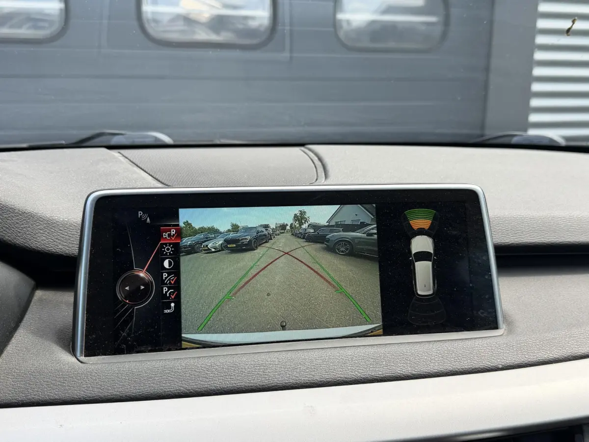 xDrive40e | Panoramadak | Head-Up Display | Camera | Elektrische Trekhaak | Elektrische Achterklep |