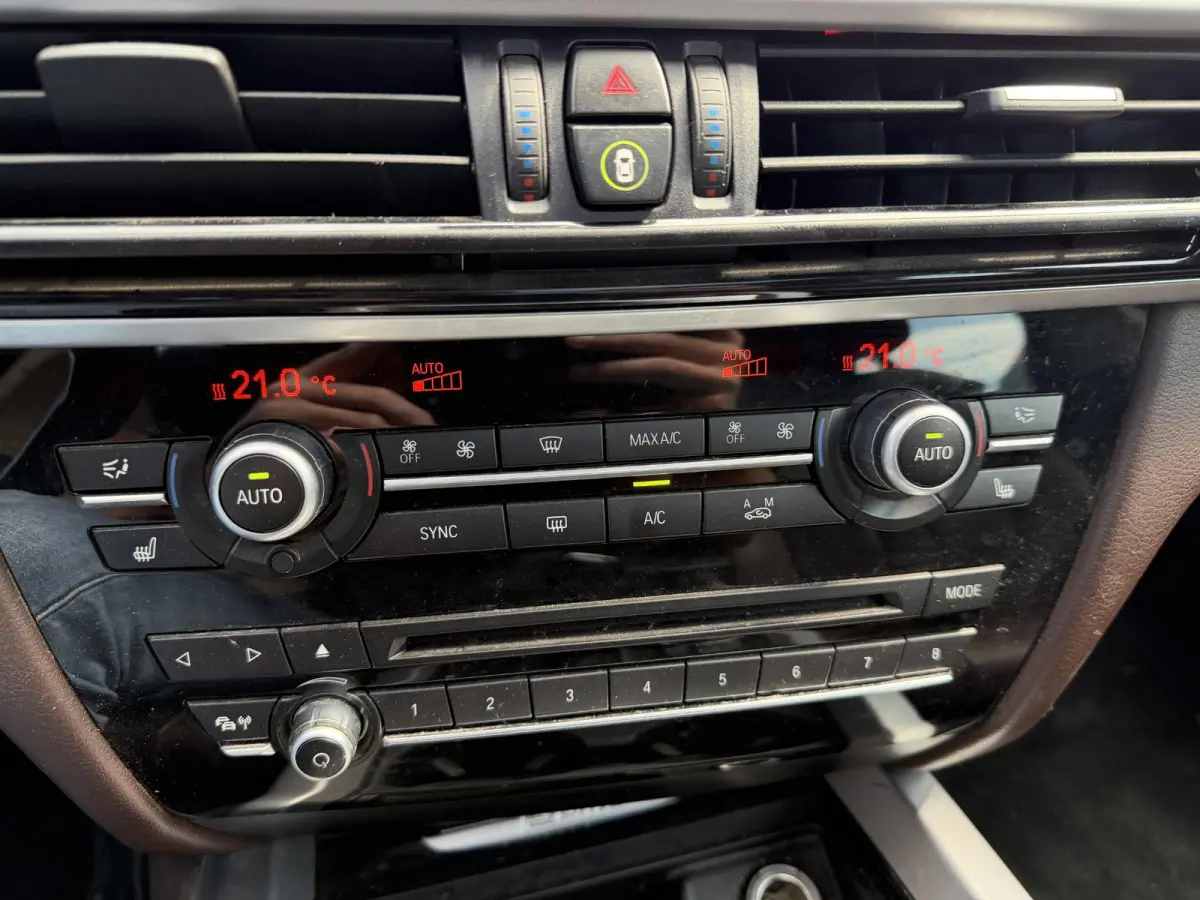 xDrive40e | Panoramadak | Head-Up Display | Camera | Elektrische Trekhaak | Elektrische Achterklep |