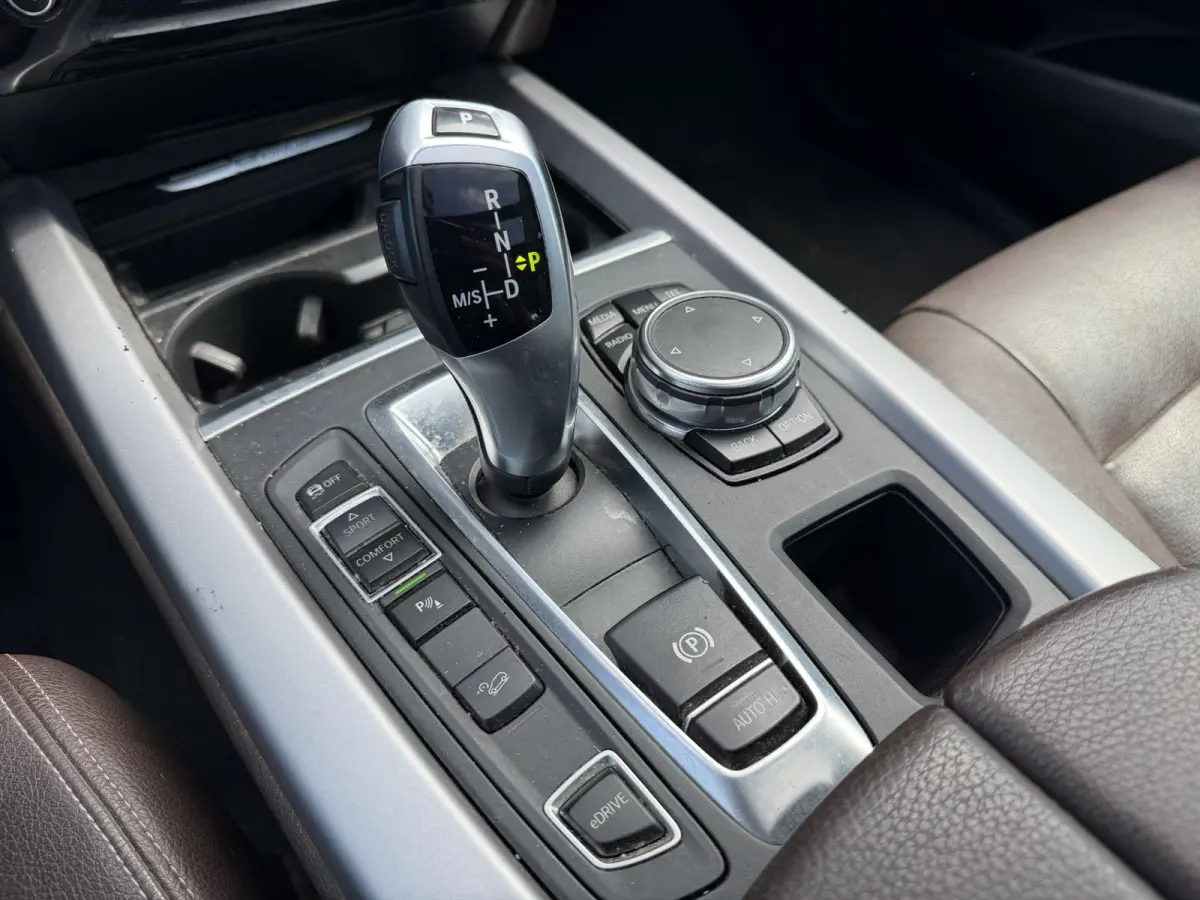 xDrive40e | Panoramadak | Head-Up Display | Camera | Elektrische Trekhaak | Elektrische Achterklep |