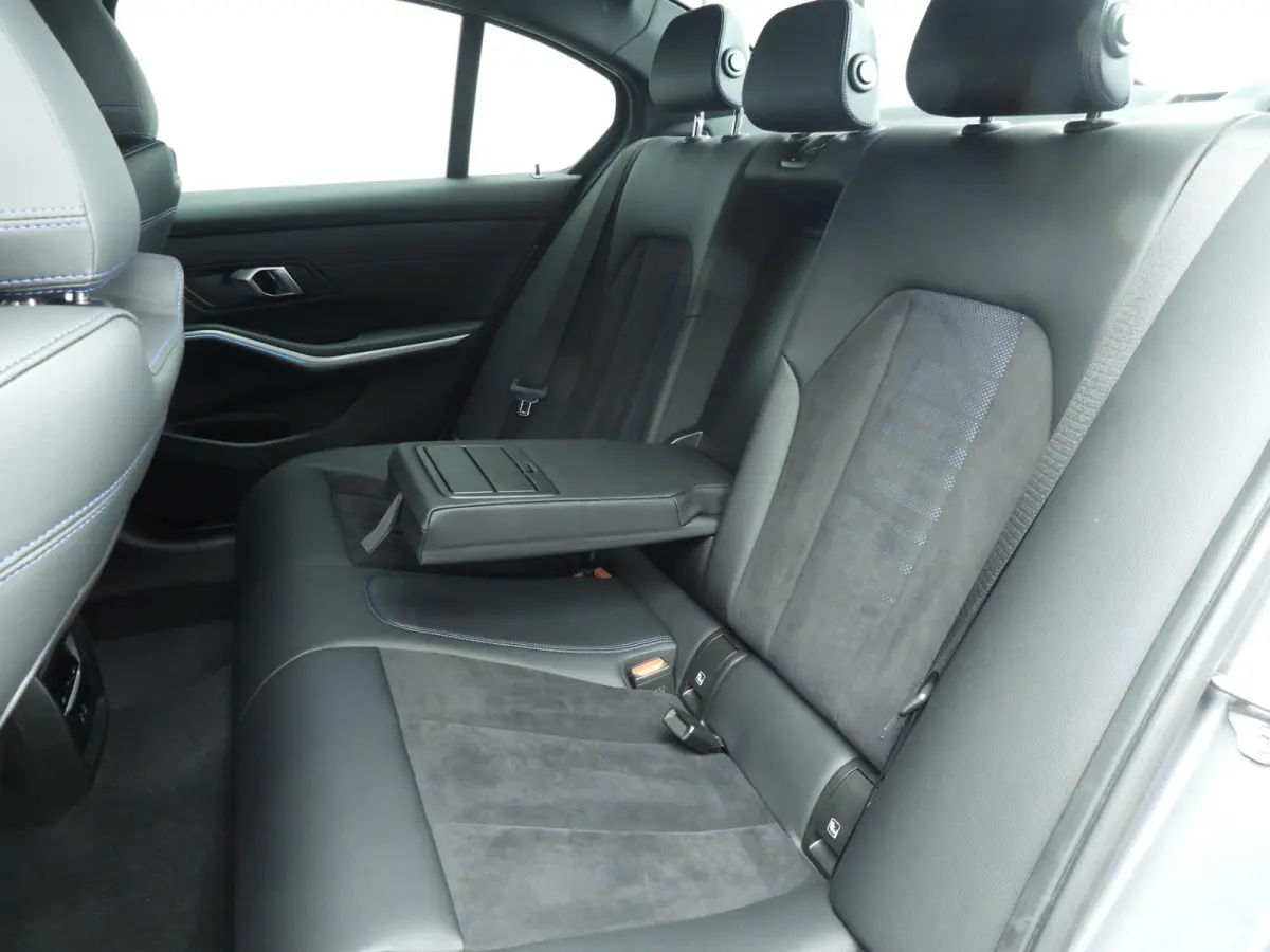 320e | M-Sportpakket | LED | Navigatie | Sportstoelen | Lendensteunen | DAB | Hifi speakers | Alu 18 inch