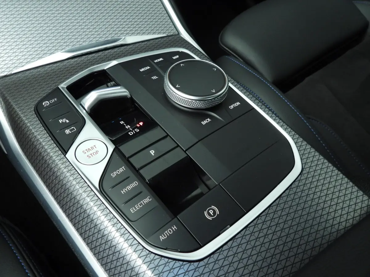 320e | M-Sportpakket | LED | Navigatie | Sportstoelen | Lendensteunen | DAB | Hifi speakers | Alu 18 inch