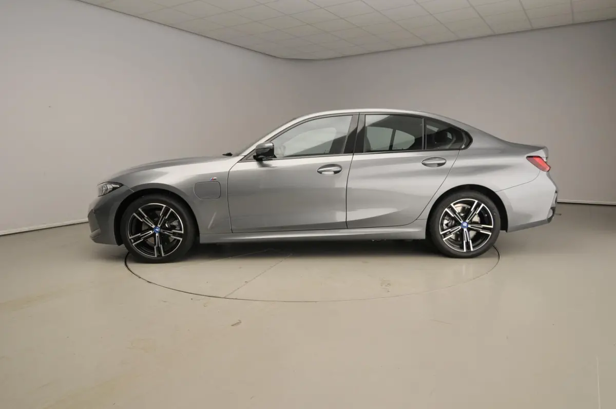 320e | M-Sportpakket | LED | Navigatie | Sportstoelen | Lendensteunen | DAB | Hifi speakers | Alu 18 inch